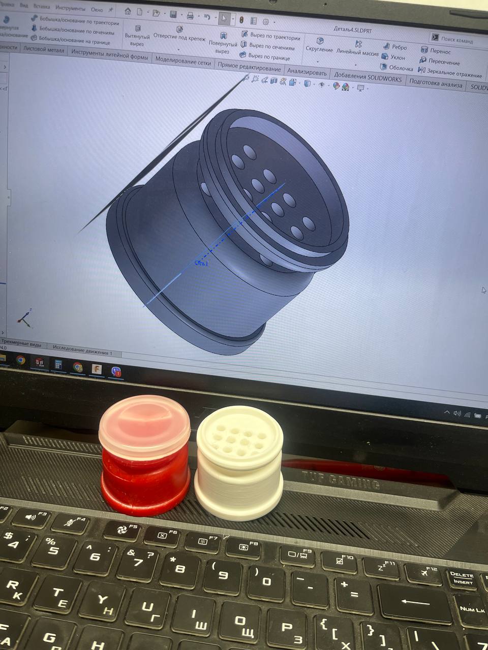 Прототип, напечатанный на 3D-принтере, рядом с оригинальной деталью