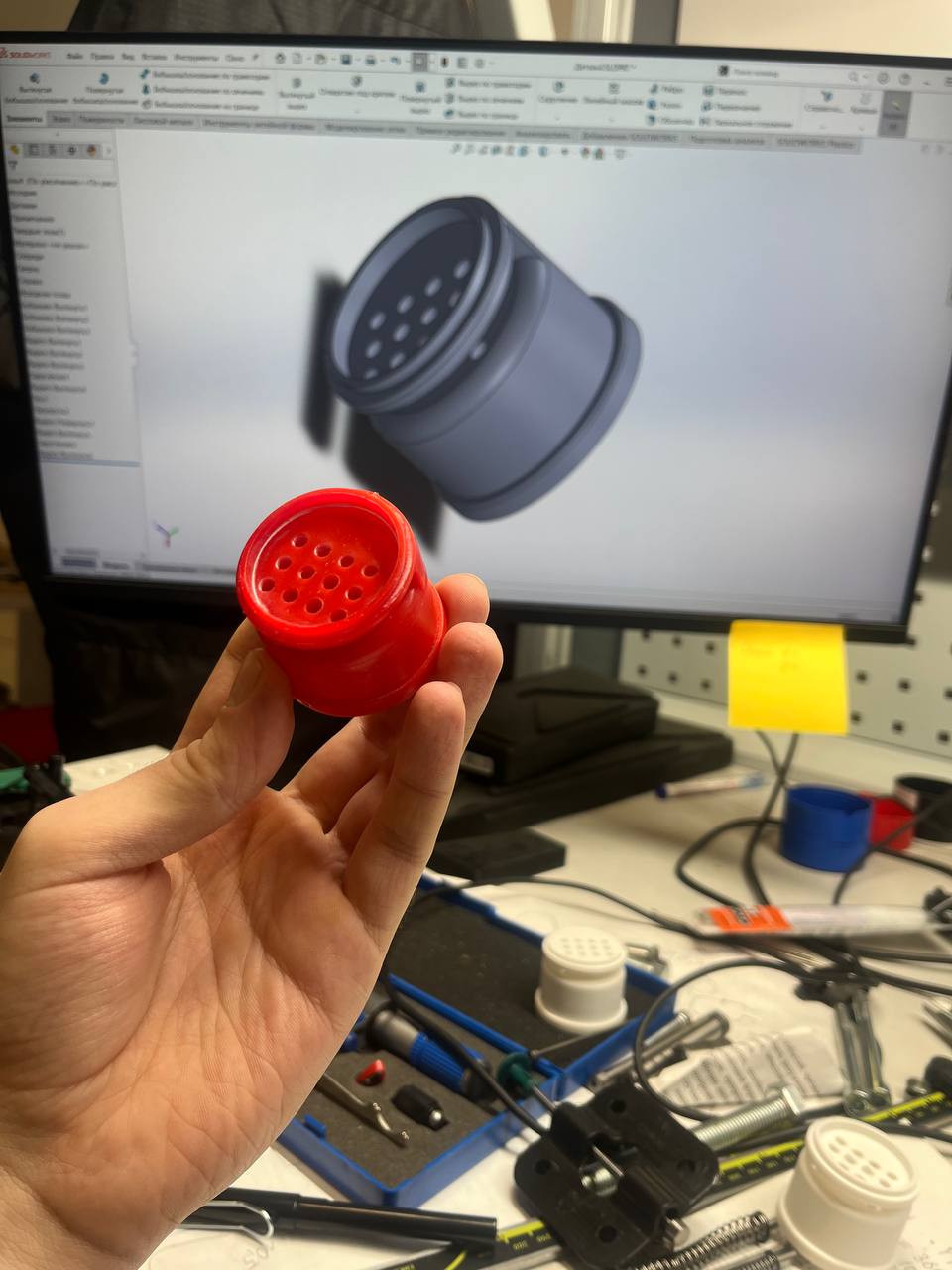 Восстановленная 3D-модель детали в SolidWorks рядом с оригиналом
