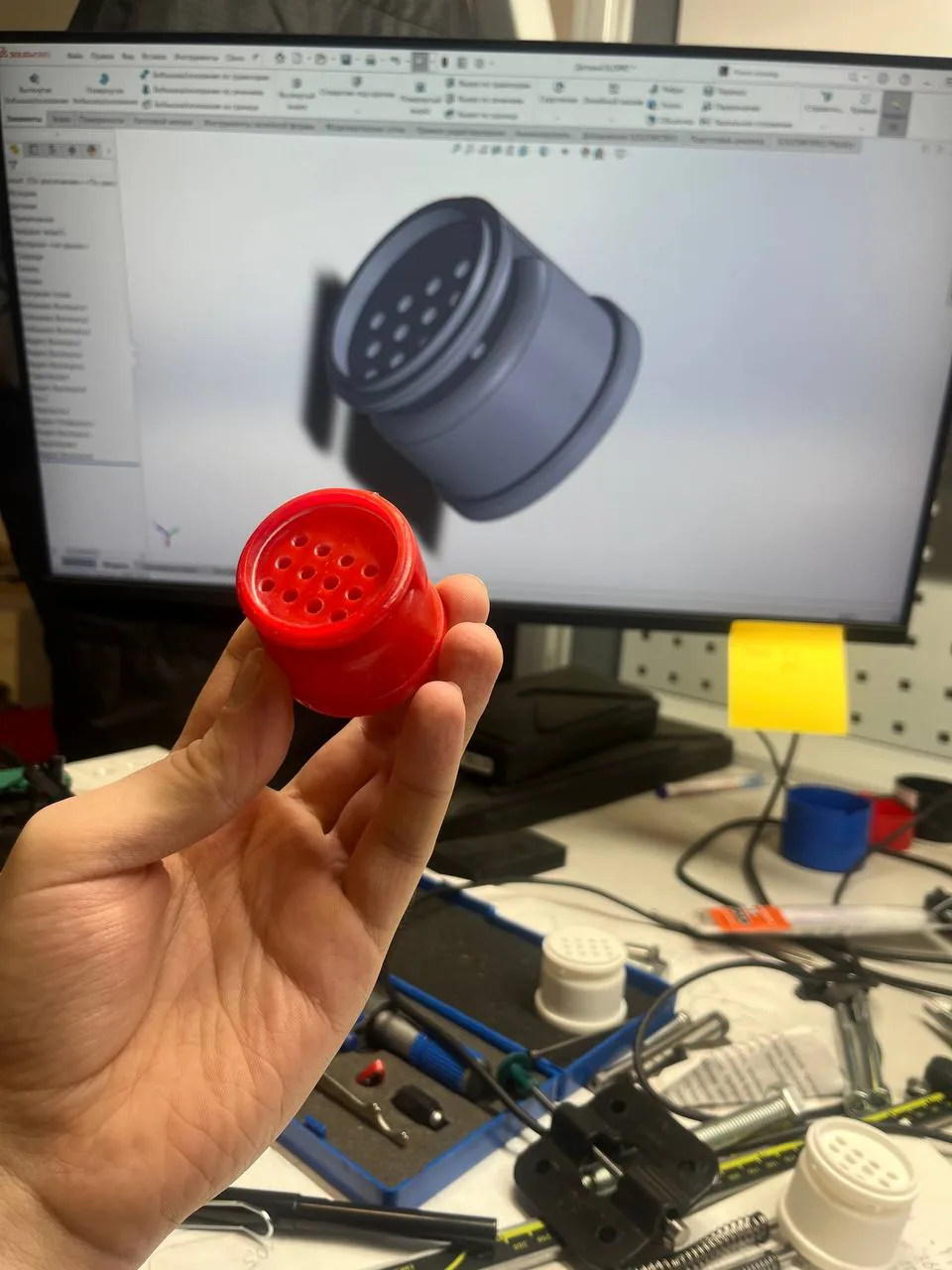 Восстановленная 3D-модель детали в SolidWorks рядом с оригиналом